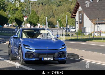 Nürburg, Allemagne - vue sur une Ferrari Purosangue bleue conduisant dans une rue. Banque D'Images