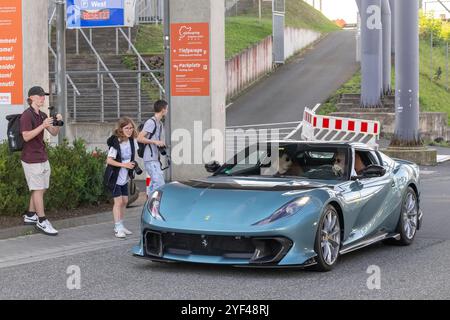 Nürburg, Allemagne - vue sur une Ferrari bleue 812 Competizione A conduisant dans une rue. Banque D'Images