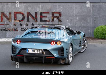 Nürburg, Allemagne - vue sur une Ferrari bleue 812 Competizione A conduisant dans une rue. Banque D'Images