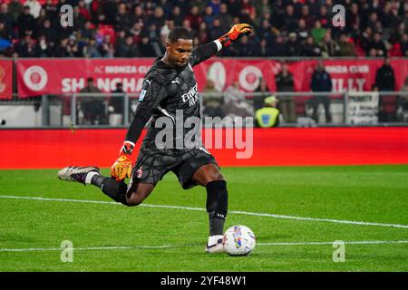 Monza, Italie. 2 Nov 2024. Mike Maignan (AC Milan) lors du championnat italien Serie A match de football entre AC Monza et AC Milan le 2 novembre 2024 au stade U-Power de Monza, en Italie. Crédit : Luca Rossini/E-Mage/Alamy Live News Banque D'Images