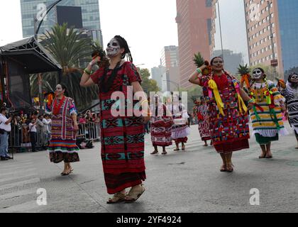 Mexico, Mexique. 02 novembre 2024. Les participants prenant part à la Journée annuelle des morts Mega Parade 2024 à Reforma Avenue avec un itinéraire de Chapultepec à la place principale Zocalo dans le cadre des célébrations mexicaines Dia de Muertos. Le 2 novembre 2024 à Mexico, Mexique. (Photo de Ian Robles/Eyepix Group/SIPA USA) crédit : SIPA USA/Alamy Live News Banque D'Images