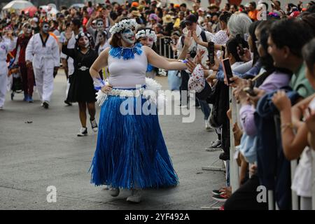 Mexico, Mexique. 02 novembre 2024. Les participants prenant part à la Journée annuelle des morts Mega Parade 2024 à Reforma Avenue avec un itinéraire de Chapultepec à la place principale Zocalo dans le cadre des célébrations mexicaines Dia de Muertos. Le 2 novembre 2024 à Mexico, Mexique. (Photo de Ian Robles/Eyepix Group/SIPA USA) crédit : SIPA USA/Alamy Live News Banque D'Images