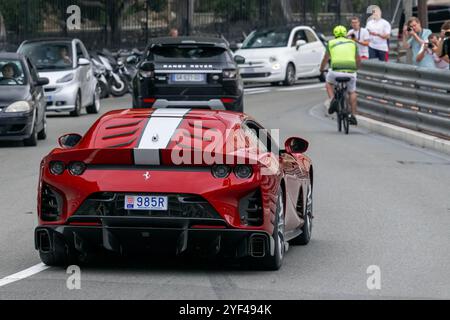 Monte Carlo, Monaco - vue sur une Ferrari 812 Competizione rouge conduisant sur la route dans l'épingle à cheveux Fairmont. Banque D'Images