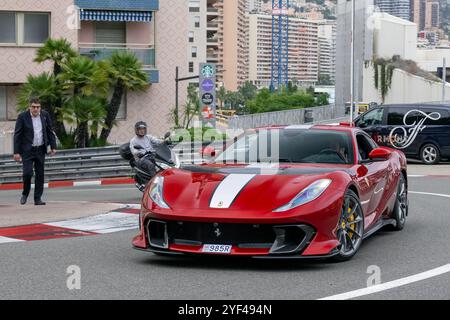 Monte Carlo, Monaco - vue sur une Ferrari 812 Competizione rouge conduisant sur la route dans l'épingle à cheveux Fairmont. Banque D'Images