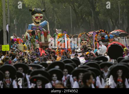 Mexico, Mexique. 02 novembre 2024. Les participants prenant part à la Journée annuelle des morts Mega Parade 2024 à Reforma Avenue avec un itinéraire de Chapultepec à la place principale Zocalo dans le cadre des célébrations mexicaines Dia de Muertos. Le 2 novembre 2024 à Mexico, Mexique. (Photo de Ian Robles/Eyepix Group/SIPA USA) crédit : SIPA USA/Alamy Live News Banque D'Images