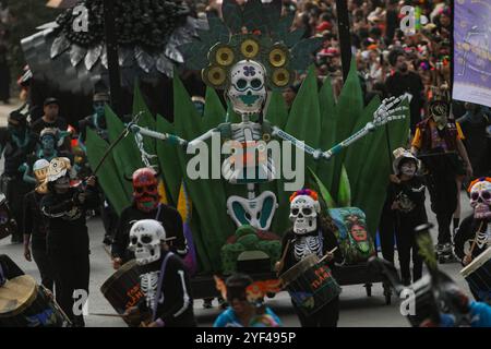 Mexico, Mexique. 02 novembre 2024. Les participants prenant part à la Journée annuelle des morts Mega Parade 2024 à Reforma Avenue avec un itinéraire de Chapultepec à la place principale Zocalo dans le cadre des célébrations mexicaines Dia de Muertos. Le 2 novembre 2024 à Mexico, Mexique. (Photo de Ian Robles/Eyepix Group/SIPA USA) crédit : SIPA USA/Alamy Live News Banque D'Images