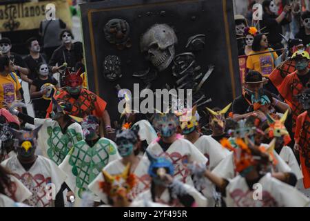 Mexico, Mexique. 02 novembre 2024. Les participants prenant part à la Journée annuelle des morts Mega Parade 2024 à Reforma Avenue avec un itinéraire de Chapultepec à la place principale Zocalo dans le cadre des célébrations mexicaines Dia de Muertos. Le 2 novembre 2024 à Mexico, Mexique. (Photo de Ian Robles/Eyepix Group/SIPA USA) crédit : SIPA USA/Alamy Live News Banque D'Images