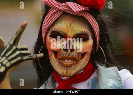 Mexico, Mexique. 02 novembre 2024. Les participants prenant part à la Journée annuelle des morts Mega Parade 2024 à Reforma Avenue avec un itinéraire de Chapultepec à la place principale Zocalo dans le cadre des célébrations mexicaines Dia de Muertos. Le 2 novembre 2024 à Mexico, Mexique. (Photo de Ian Robles/Eyepix Group/SIPA USA) crédit : SIPA USA/Alamy Live News Banque D'Images