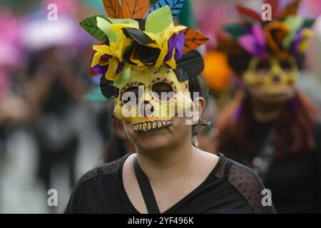 Mexico, Mexique. 02 novembre 2024. Les participants prenant part à la Journée annuelle des morts Mega Parade 2024 à Reforma Avenue avec un itinéraire de Chapultepec à la place principale Zocalo dans le cadre des célébrations mexicaines Dia de Muertos. Le 2 novembre 2024 à Mexico, Mexique. (Photo de Ian Robles/Eyepix Group/SIPA USA) crédit : SIPA USA/Alamy Live News Banque D'Images