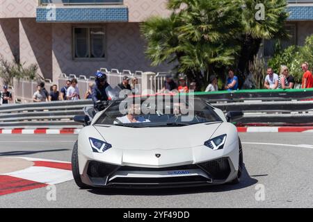 Monte Carlo, Monaco - vue sur une Lamborghini Aventador LP750-4 SuperVeloce Roadster blanc mat conduisant sur la route dans l'épingle à cheveux Fairmont. Banque D'Images