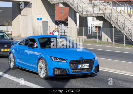 Nürburg, Allemagne - vue sur une Audi TT RS bleue conduisant dans une rue. Banque D'Images