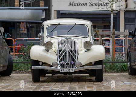 Nancy, France - vue sur un Citroën beige traction garé dans une rue. Banque D'Images