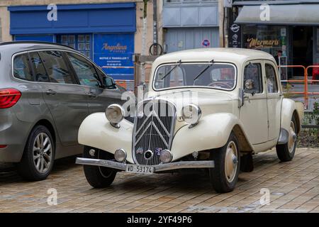 Nancy, France - vue sur un Citroën beige traction garé dans une rue. Banque D'Images