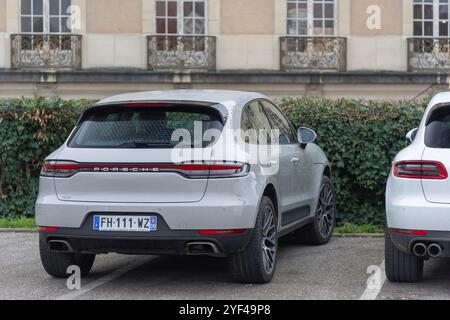 Nancy, France - vue sur une Porsche Macan grise garée sur un parking. Banque D'Images