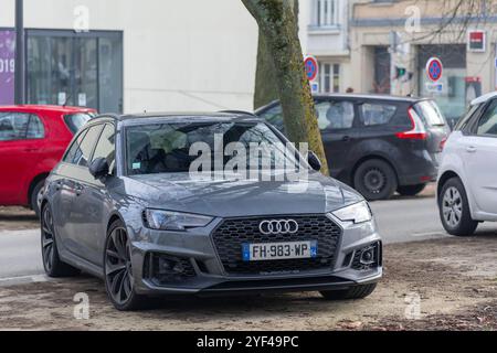 Nancy, France - vue sur une Audi RS4 avant grise garée dans une rue. Banque D'Images