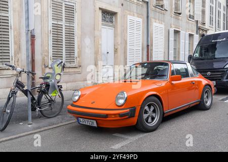 Nancy, France - vue sur une Porsche 911 Targa orange garée dans une rue. Banque D'Images