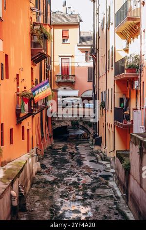 Bologne, Italie - 6 octobre 2024 : Canale delle Moline (canal Moline), l'une des 5 voies navigables qui traversent le centre de Bologne Banque D'Images