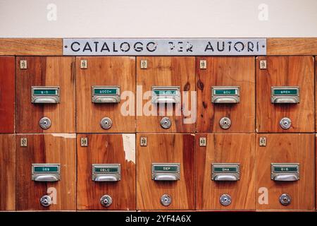 Bologne, Italie - 6 octobre 2024 : catalogue vintage de littérature à l'Université de Bologne Banque D'Images