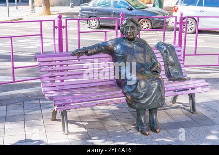 Valladolid, Espagne. 17 août 2024. Sculpture de l'écrivain espagnole Rosa Chacel par Santiago Pardo en 1996 Banque D'Images
