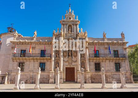 Valladolid, Espagne. 17 août 2024. Façade de style baroque de l'Université Valladolid construite au 18ème siècle Banque D'Images