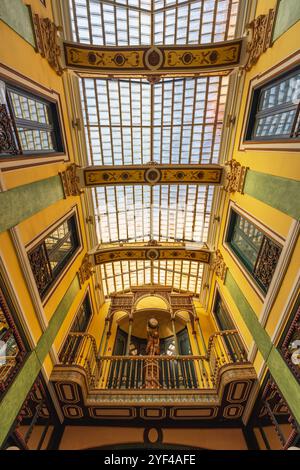 Valladolid, Espagne. 17 août 2024. Passage Gutiérrez, galerie commerciale inaugurée en 1886 à Valladolid, Espagne Banque D'Images