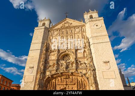 Valladolid, Espagne. 17 août 2024. Façade principale dans le style gothique Isabelline de l'église San Pablo Banque D'Images