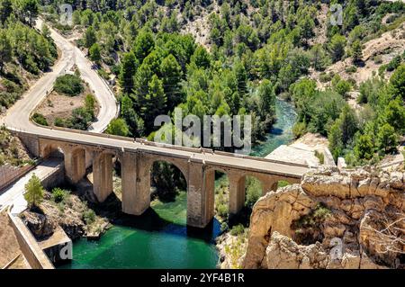 Contreras ou Pont Cabriel par l'ingénieur civil Lucio del Valle sur l'ancienne route nationale III de Madrid à Valence, (zone du réservoir Contreras) Banque D'Images