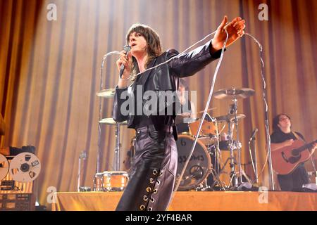 ROYAUME-UNI. 02 novembre 2024. LONDRES, ANGLETERRE - 02 NOVEMBRE : Tom Ogden de 'Blossoms' se produit à Eventim Apollo le 2 novembre 2024 à Londres, Angleterre. CAP/Mar © Mar/Capital Pictures crédit : Capital Pictures/Alamy Live News Banque D'Images