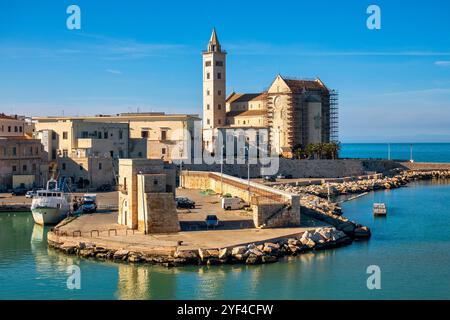 Vue sur la cathédrale de Trani et le port depuis Villa Comunale Belvedere, Trani, Italie Banque D'Images