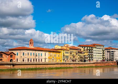 Bâtiments colorés le long de Lungarno Ranieri Simonelli à Pise, en Italie, situés le long de la rive nord de l'Arno. Banque D'Images