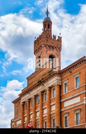 La façade néoclassique du Palazzo Comunale à Foligno, Italie. Banque D'Images