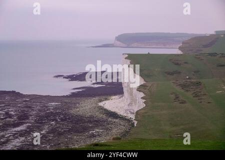 Birling Gap, Eastbourne, 2 novembre 2024. Un début de journée humide et nuageux à travers East Sussex. La falaise de craie s'effondre à Birling Gap à Eastbourne dans l'est du Sussex. Cela faisait suite à un événement majeur de mouvement de masse côtier le 23 octobre 2024 lorsqu'une section de la falaise de craie s'est soudainement effondrée sur la plage. Il a été conseillé aux membres du grand public de rester à au moins 5 mètres de la falaise par crainte d'une nouvelle rupture de pente. Crédit : james jagger/Alamy Live News Banque D'Images