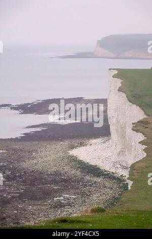 Birling Gap, Eastbourne, 2 novembre 2024. Un début de journée humide et nuageux à travers East Sussex. La falaise de craie s'effondre à Birling Gap à Eastbourne dans l'est du Sussex. Cela faisait suite à un événement majeur de mouvement de masse côtier le 23 octobre 2024 lorsqu'une section de la falaise de craie s'est soudainement effondrée sur la plage. Il a été conseillé aux membres du grand public de rester à au moins 5 mètres de la falaise par crainte d'une nouvelle rupture de pente. Crédit : james jagger/Alamy Live News Banque D'Images