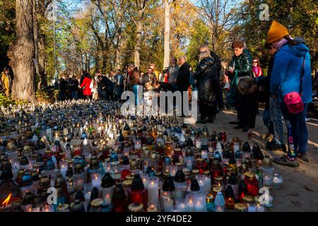 Wroclaw, Wroclaw, Pologne. 1er novembre 2024. Les 1er et 2 novembre, les catholiques en Pologne observent la Toussaint et la Toussaint. C'est le moment de visiter les tombes de leurs proches, d'allumer des bougies et de déposer des fleurs. Des foules de résidents de la ville visitent les cimetières pour se souvenir et honorer les membres de leur famille et amis disparus. (Crédit image : © Krzysztof Zatycki/ZUMA Press Wire) USAGE ÉDITORIAL SEULEMENT! Non destiné à UN USAGE commercial ! Banque D'Images