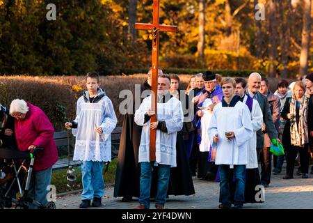 Wroclaw, Wroclaw, Pologne. 1er novembre 2024. Les 1er et 2 novembre, les catholiques en Pologne observent la Toussaint et la Toussaint. C'est le moment de visiter les tombes de leurs proches, d'allumer des bougies et de déposer des fleurs. Des foules de résidents de la ville visitent les cimetières pour se souvenir et honorer les membres de leur famille et amis disparus. (Crédit image : © Krzysztof Zatycki/ZUMA Press Wire) USAGE ÉDITORIAL SEULEMENT! Non destiné à UN USAGE commercial ! Banque D'Images