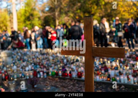 Wroclaw, Wroclaw, Pologne. 1er novembre 2024. Les 1er et 2 novembre, les catholiques en Pologne observent la Toussaint et la Toussaint. C'est le moment de visiter les tombes de leurs proches, d'allumer des bougies et de déposer des fleurs. Des foules de résidents de la ville visitent les cimetières pour se souvenir et honorer les membres de leur famille et amis disparus. (Crédit image : © Krzysztof Zatycki/ZUMA Press Wire) USAGE ÉDITORIAL SEULEMENT! Non destiné à UN USAGE commercial ! Banque D'Images