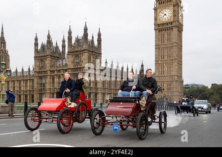 Londres, Royaume-Uni. 3 novembre 2024. Participants à un (R) 1903 Stanley (Steam), propriétaire Christopher Webb, sur le pont de Westminster lors de la 128e course de voitures vétéran de Londres à Brighton. Les véhicules d'époque d'avant 1905 célèbrent la course à l'émancipation et la loi sur les locomotives on Highway augmentant la limite de vitesse de 4 mph à 14 mph, éliminant la nécessité pour les véhicules d'être précédés par un homme agitant un drapeau d'avertissement rouge, donnant aux automobilistes la liberté de la route. Cette année, l’événement célèbre les 120 ans du Ladies automobile Club. Credit : Stephen Chung / Alamy Live News Banque D'Images