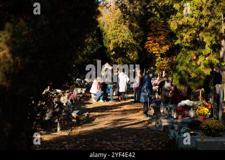 Wroclaw, Wroclaw, Pologne. 1er novembre 2024. Les 1er et 2 novembre, les catholiques en Pologne observent la Toussaint et la Toussaint. C'est le moment de visiter les tombes de leurs proches, d'allumer des bougies et de déposer des fleurs. Des foules de résidents de la ville visitent les cimetières pour se souvenir et honorer les membres de leur famille et amis disparus. (Crédit image : © Krzysztof Zatycki/ZUMA Press Wire) USAGE ÉDITORIAL SEULEMENT! Non destiné à UN USAGE commercial ! Banque D'Images