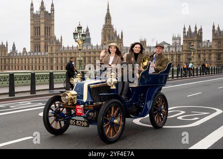 Londres, Royaume-Uni. 3 novembre 2024. Participants à une Renault de 1904, propriétaire Nigel Knighton, sur le pont de Westminster lors de la 128e course de voitures vétéran London to Brighton. Les véhicules d'époque d'avant 1905 célèbrent la course à l'émancipation et la loi sur les locomotives on Highway augmentant la limite de vitesse de 4 mph à 14 mph, éliminant la nécessité pour les véhicules d'être précédés par un homme agitant un drapeau d'avertissement rouge, donnant aux automobilistes la liberté de la route. Cette année, l’événement célèbre les 120 ans du Ladies automobile Club. Credit : Stephen Chung / Alamy Live News Banque D'Images