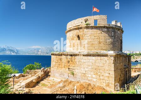 Vue imprenable sur la tour Hidirlik à Kaleici d'Antalya, Turquie Banque D'Images