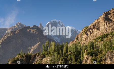 Vue panoramique de la vallée de Hunza de Hunza Peak et Ladyfinger Peak aka Bublimating dans la chaîne de montagnes Karakoram, Gilgit-Baltistan, Pakistan Banque D'Images