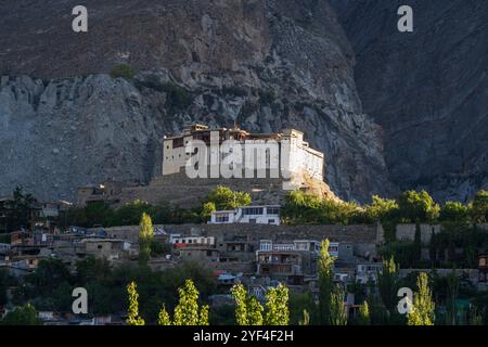 Vue panoramique de l'ancien fort de Baltit à la lumière du matin, Karimabad, Hunza, Gilgit-Baltistan, Pakistan Banque D'Images