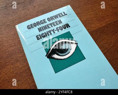 La couverture du livre de poche 'Nineteen Eighty-four' de George Orwell Banque D'Images