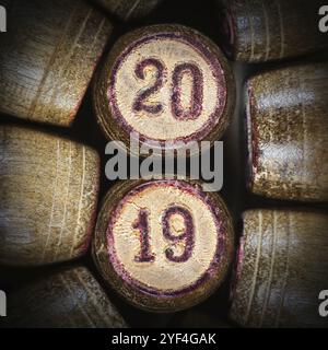 Fûts en bois vintage lotto avec deux nombres 20 et 19 comme symbole de l'année 2019. Close-up Vue de dessus de la nouvelle année 2019 inscription en cercle avec garniture rose. Banque D'Images