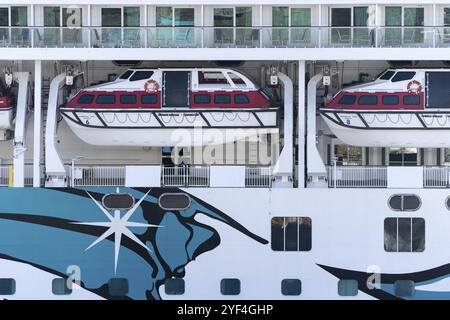 OCÉAN PACIFIQUE, PÉNINSULE DU KAMTCHATKA, EXTRÊME-ORIENT RUSSE, 10 MAI 2019 : plusieurs ponts de luxe Expedition Passenger Cruise Liner Norwegian Jewel (Norwegian Jewel Banque D'Images