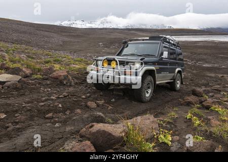 KAMCHATKA PENINSULA, RUSSIE, 17 septembre 2016 : Extreme Off-Road Expedition auto Toyota Land Cruiser Prado (série 70) conduisant sur la route de montagne sur backgrou Banque D'Images