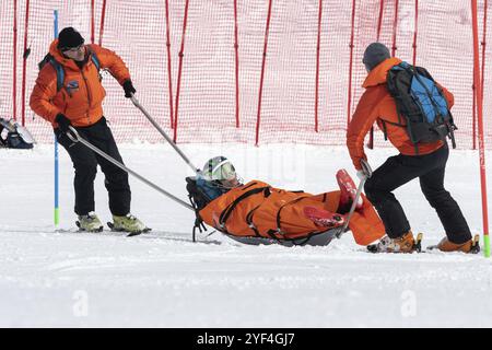 KAMCHATKA PENINSULA, RUSSIE, 28 mars 2019 : les sauveteurs Kamchatka Rescue Squad sur ski alpin évacuent le skieur sportif blessé de la montagne sur Re tactique Banque D'Images