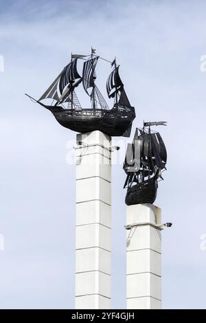 PETROPAVLOVSK-KAMTCHATSKY VILLE, PÉNINSULE DU KAMTCHATKA, EXTRÊME-ORIENT RUSSE, 13 JUIN 2017 : fragment de monument, stèle avec des maquettes de voiliers (paquet Banque D'Images