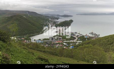 Paysage urbain d'été de la péninsule du Kamtchatka : paysage vue de dessus du port de mer, centre de Petropavlovsk-Kamtchatsky ville, montagnes le long des rives de la baie d'Avacha (A Banque D'Images