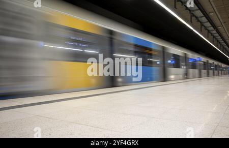 Entrée souterraine S-Bahn, train, génération 2024, plate-forme, arrêt, gare de Feuersee, transports publics, effet de mouvement, Stuttgart, Bade-Wuerttemberg, Banque D'Images